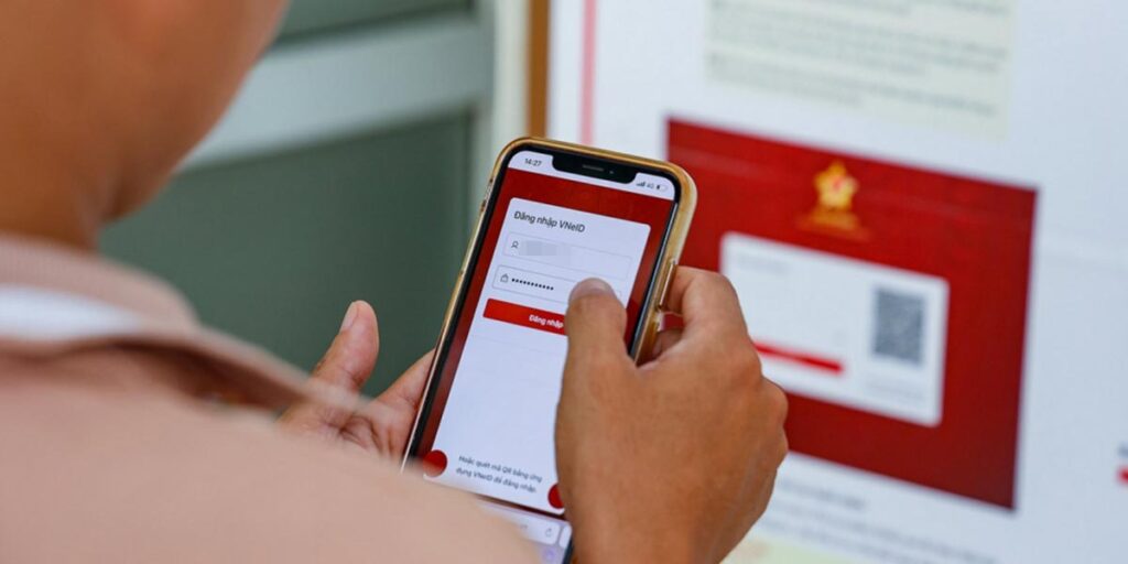 Từ 01/3/2026, cấp giấy chứng nhận đăng kiểm điện tử cho ô tô trên toàn quốc: tích hợp mã QR tra cứu trực tuyến, hiển thị mức khí thải, hạn chế làm giả và hỗ trợ in bản giấy khi cần.