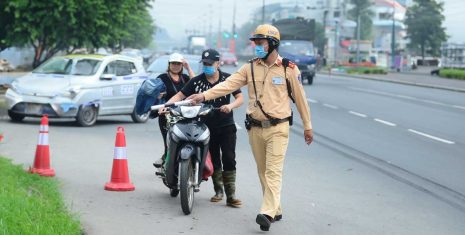 Tìm hiểu cách phân biệt bảo hiểm xe máy thật và giả, nhận diện dấu hiệu bảo hiểm giả, nắm rõ hậu quả khi dùng giấy tờ không hợp lệ, và lựa chọn mua bảo hiểm DBV chính hãng với tra cứu QR, dịch vụ minh bạch, bảo vệ quyền lợi khi lưu thông Tìm hiểu cách phân biệt bảo hiểm xe máy thật và giả, nhận diện dấu hiệu bảo hiểm giả, nắm rõ hậu quả khi dùng giấy tờ không hợp lệ, và lựa chọn mua bảo hiểm DBV chính hãng với tra cứu QR, dịch vụ minh bạch, bảo vệ quyền lợi khi lưu thông